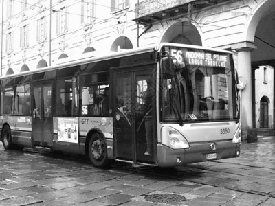2018年月208日公共运输交车线56号通过波的黑色和白公共汽车都灵的黑色和白公共汽车线56号通过阿宝背景图片