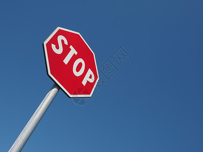 警告信号蓝色天空上停止交通信号图片