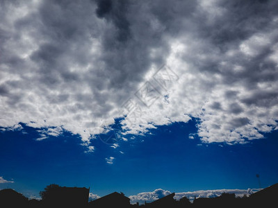 蓝色天空有云和工业化城市天际作为背景有用蓝色天空有云背景图片