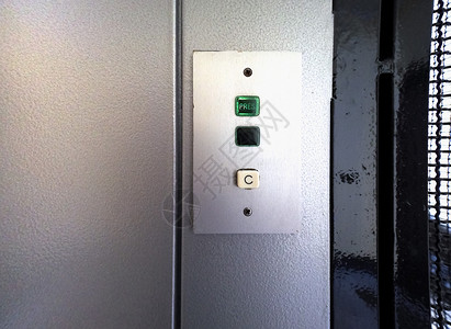 使用调按钮并显示灯光的旧式电梯键盘图片
