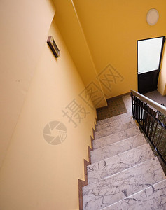古老的大理石楼梯和黄色墙壁古老的大理石楼梯图片