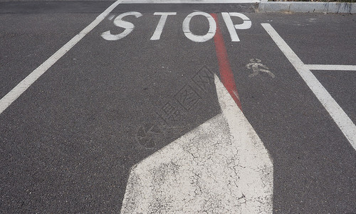 规管标志停止在路上涂交通标志停止在路上签字高清图片
