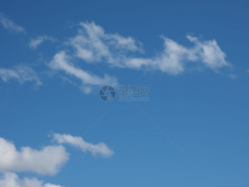 深蓝的天空有云作为背景用深蓝天空有云背景图片