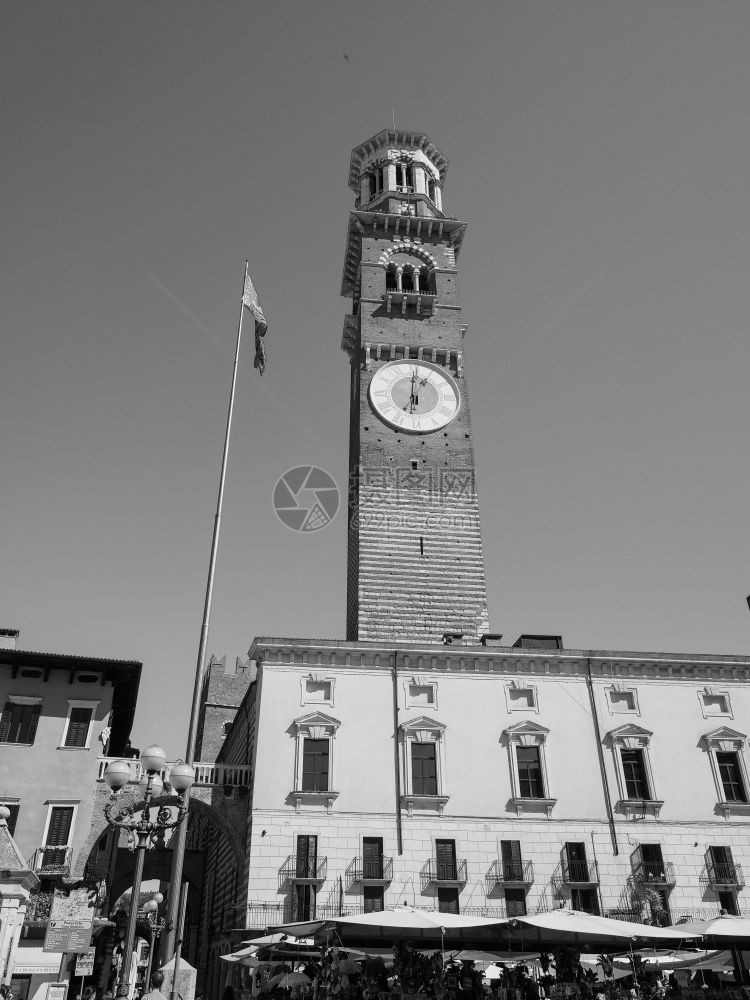 意大利维罗纳大约2019年3月黑白相间的德尔贝广场意为市场广场维罗纳德尔贝广场黑白图片