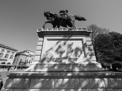 维托里奥埃马努勒国王的雕像位于维罗纳黑白的托里奥埃马努勒国王雕像图片