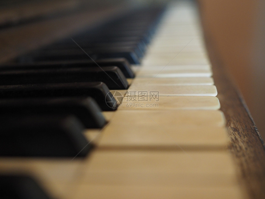 旧仪器上钢琴键盘的详情钢琴键盘的详情图片