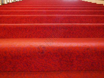 带有红地毯布的楼梯作为背景有用红地毯背景图片