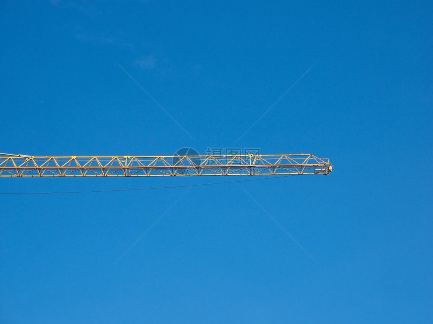 在蓝色天空上的建筑工地造起重机有复制空间图片