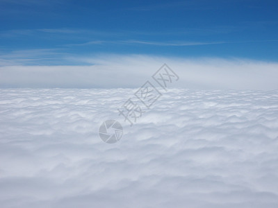 蓝色天空的中视图云层作为背景有用天空视图蓝色和云层背景图片