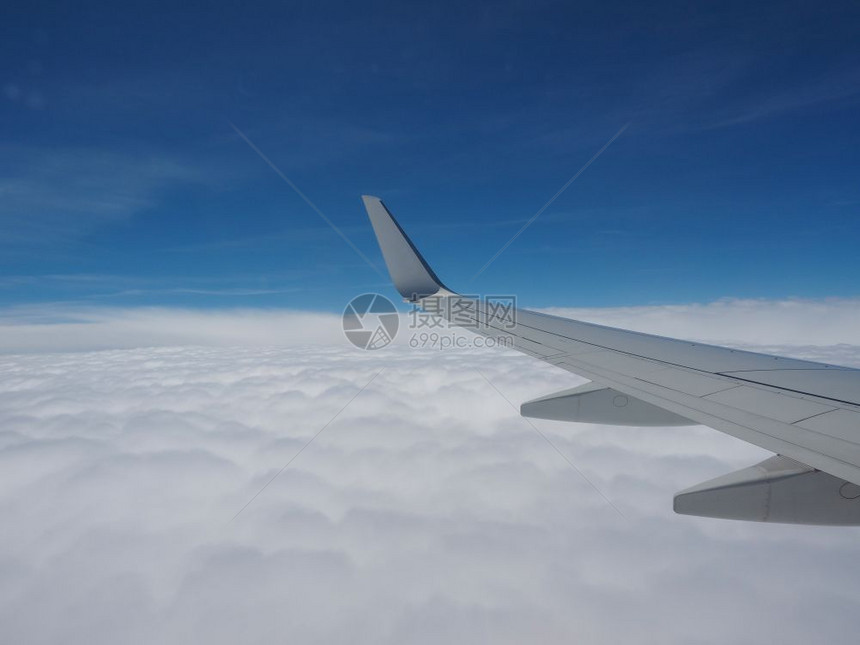 蓝色天空的中视图云层作为背景有用天空视图蓝色和云层背景图片