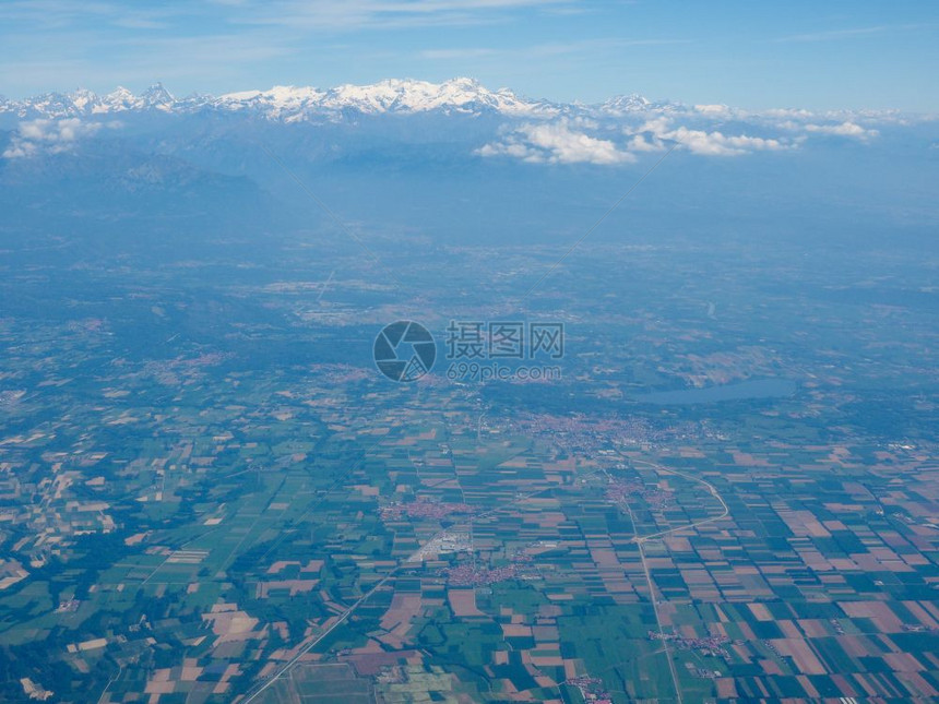 Caselle机场附近Piedmont的都灵省空中观察其背景为阿尔卑斯山图片