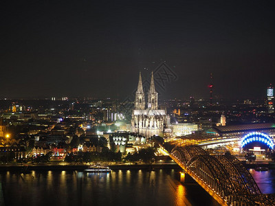夜间鸟瞰德国哥特式教堂科隆大教堂图片