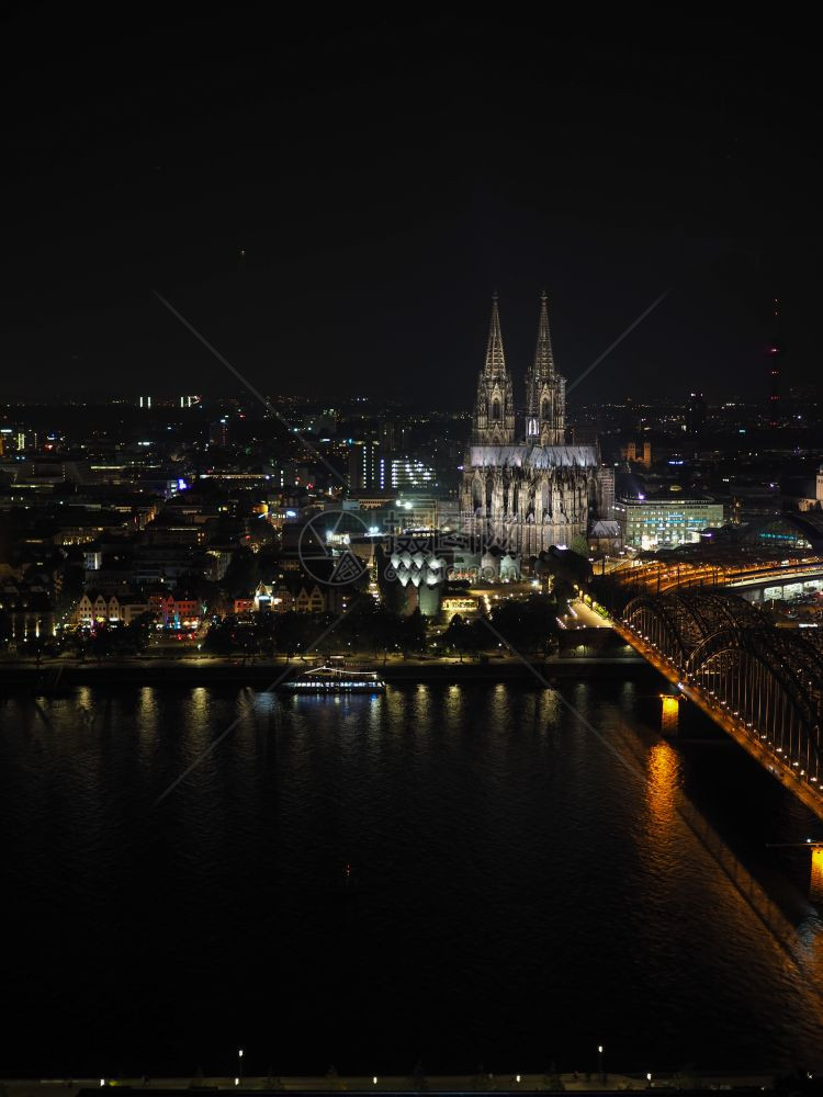 夜间鸟瞰图KoelnerDomSanktPetrus意为圣彼得大教堂哥特式教堂和Hohenzollernbruecke意为Hoh图片