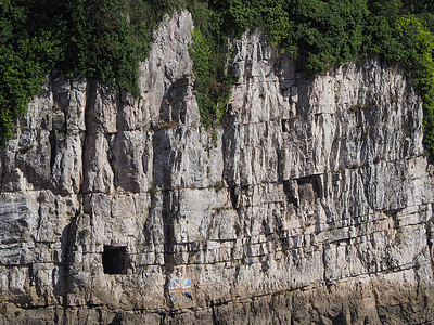 Y形三通在联合王国Chepstow的Wye河石灰岩悬崖上的Glocester洞背景