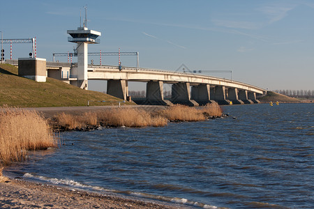 荷兰的大型混凝土桥高清图片
