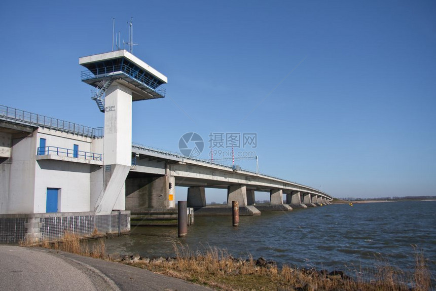 荷兰跨越海洋的大型混凝土桥图片