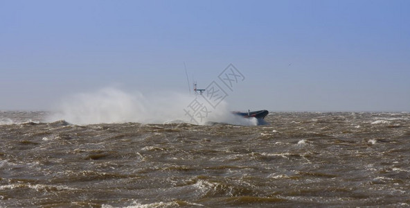 风暴天气全速使用救生艇图片