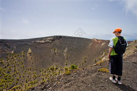 加那利群岛LaPalma大火山附近的男孩图片