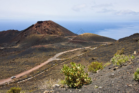 穿越火山景观的道路图片