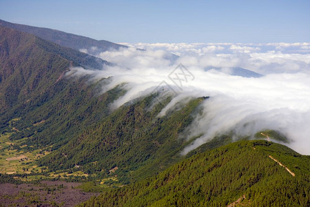 落在加那利群岛拉帕尔马山脊上的云背景图片