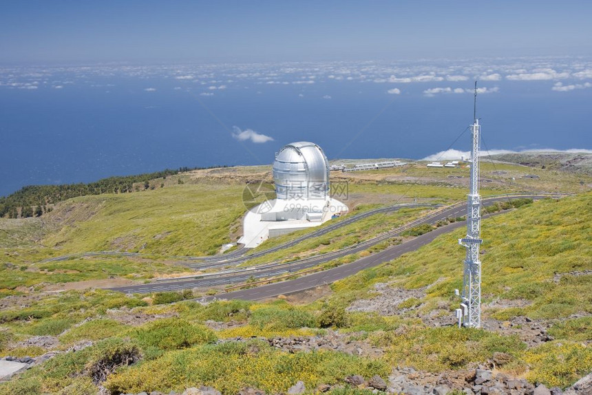 加那利群岛拉帕尔马峰顶云层上空的望远镜图片