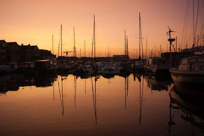 荷兰一个老渔村乌尔克港的美日出图片