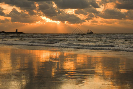 荷兰日落金色海滩图片
