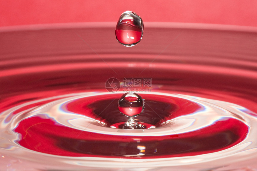 红色液体中滴落水的缝合图片