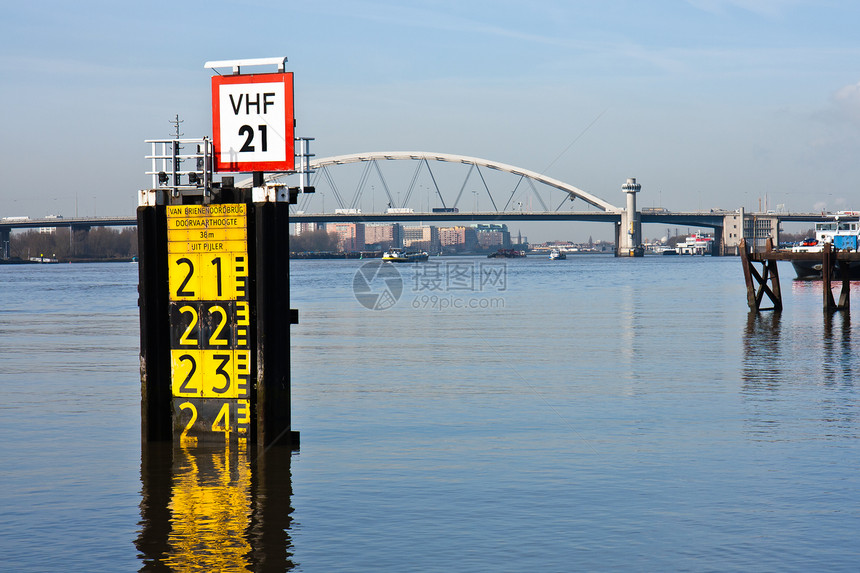 衡量荷兰鹿特丹港大桥自由搭情况图片