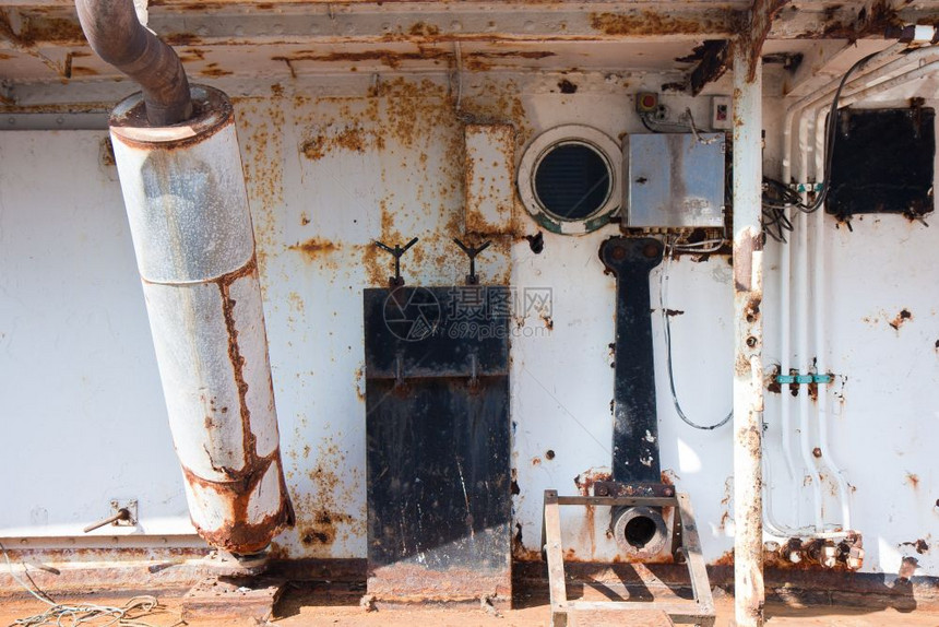 旧铁船甲板图片