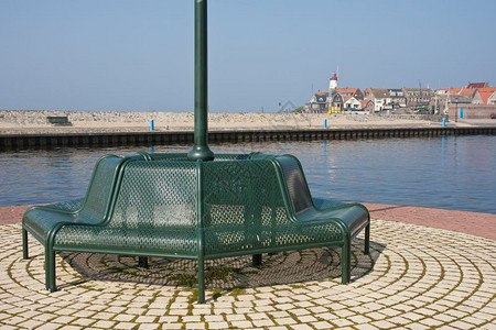荷兰乌克尔港的绿色长椅图片