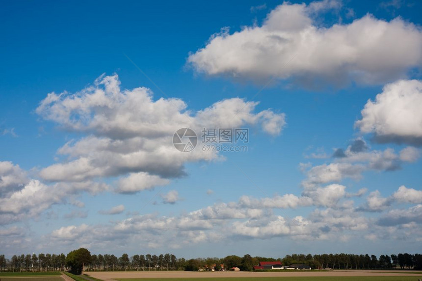 荷兰草地上方典型的荷兰云层图片