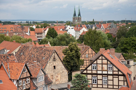 德国奎林堡中世纪市木房屋的城景观图片