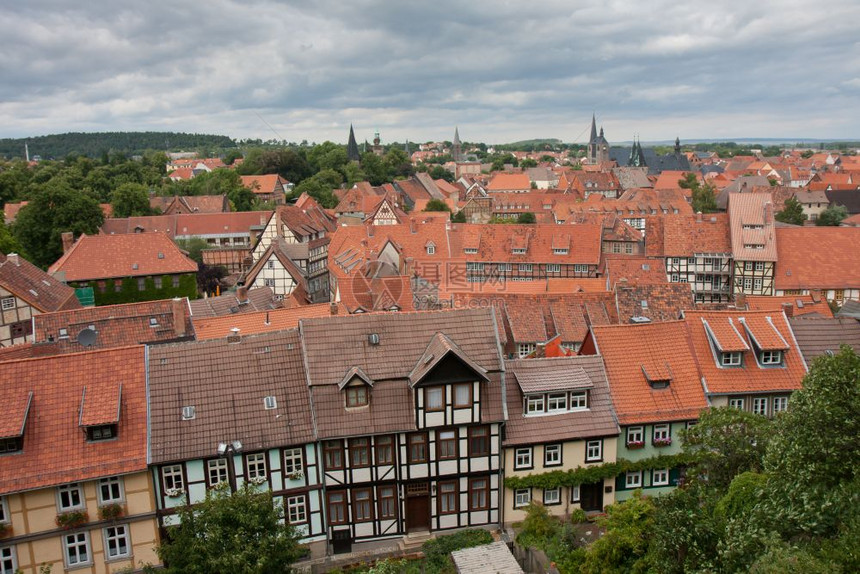 德国中世纪城市奎德林堡的空中景象图片