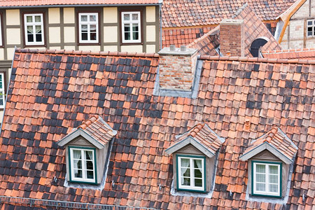 德国奎林堡的平铺红色屋顶和宿舍图片
