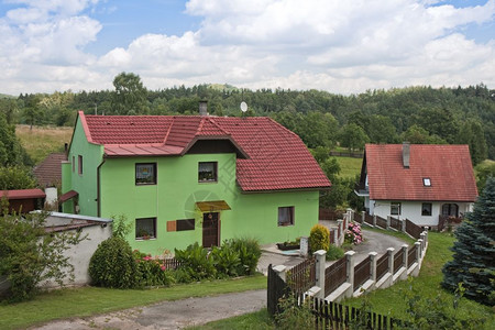 捷克的农村景观森林中旧农庄图片