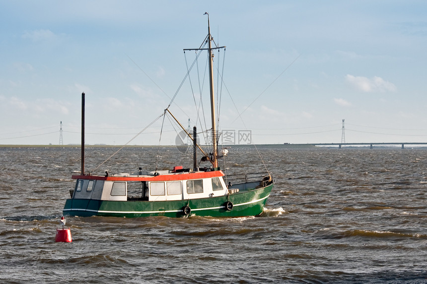 航行到海上的荷兰渔船图片