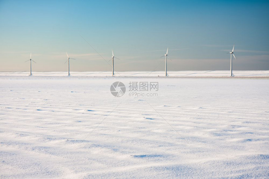 荷兰冬季风景包括雪田和风力涡轮机图片