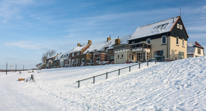 荷兰渔业村乌尔克冬季的城市风景图片