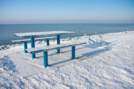 雪野餐桌和沙丘海岸长椅图片