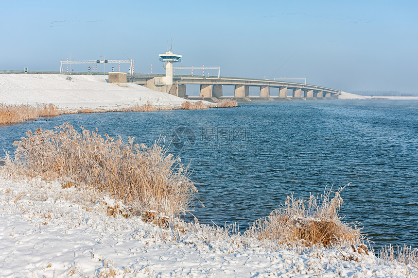 荷兰冬季风景雪和大混凝土桥图片