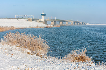荷兰冬季风景雪和大混凝土桥高清图片