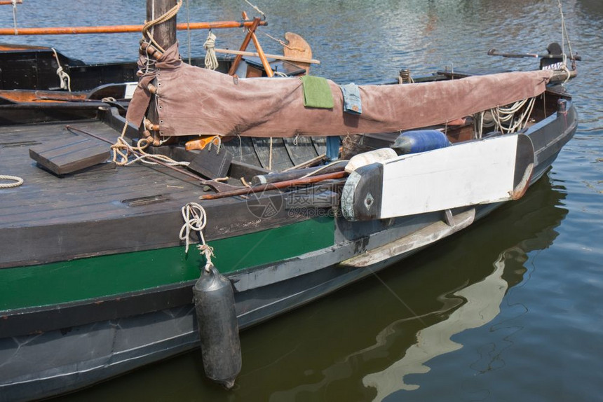 荷兰乌尔克港的古老历史渔船图片