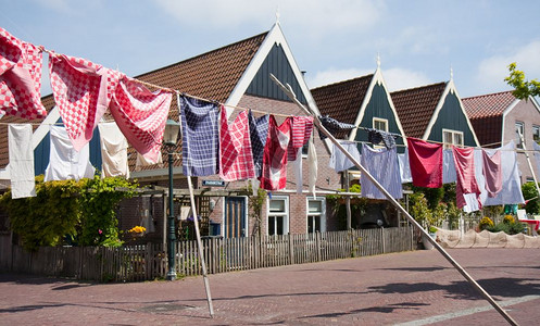 挂在荷兰古老渔村街头的洗涤图片