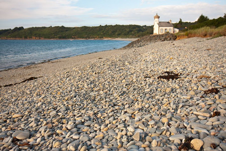 法国布列塔涅有许多彩色石块的海滩图片