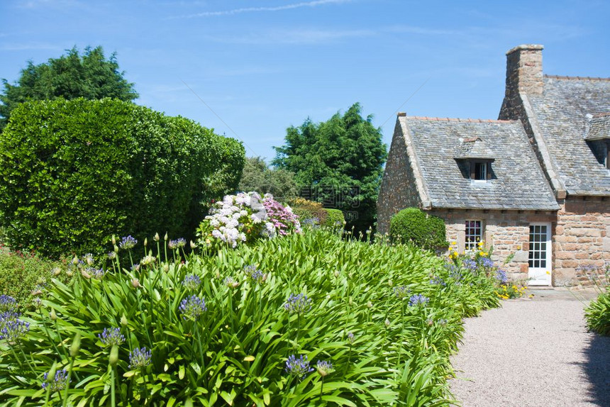 法国布列塔涅有花园的老旧传统房屋图片
