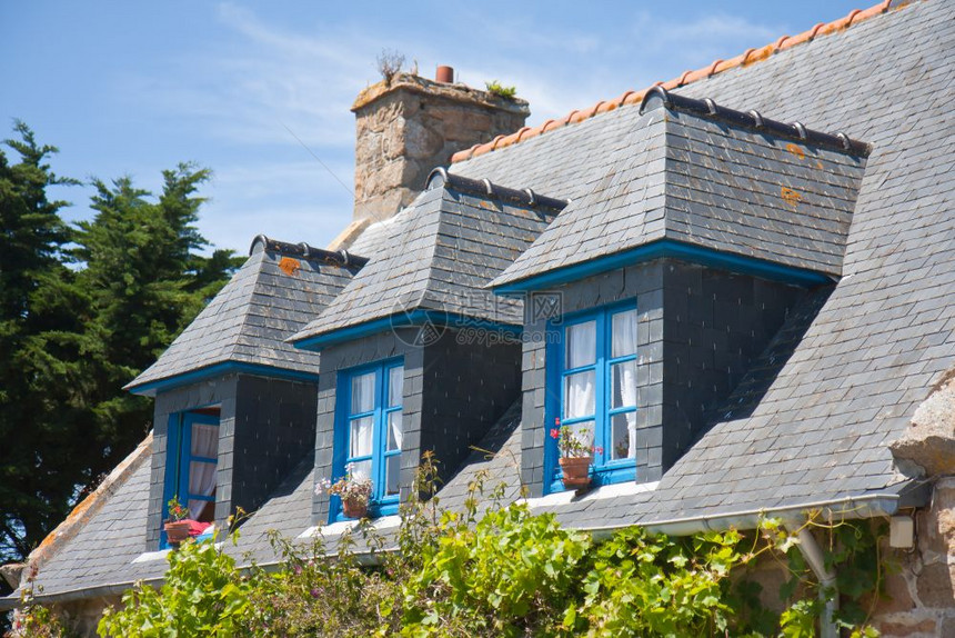 法国有典型宿舍和百叶窗的传统布列顿住宅图片