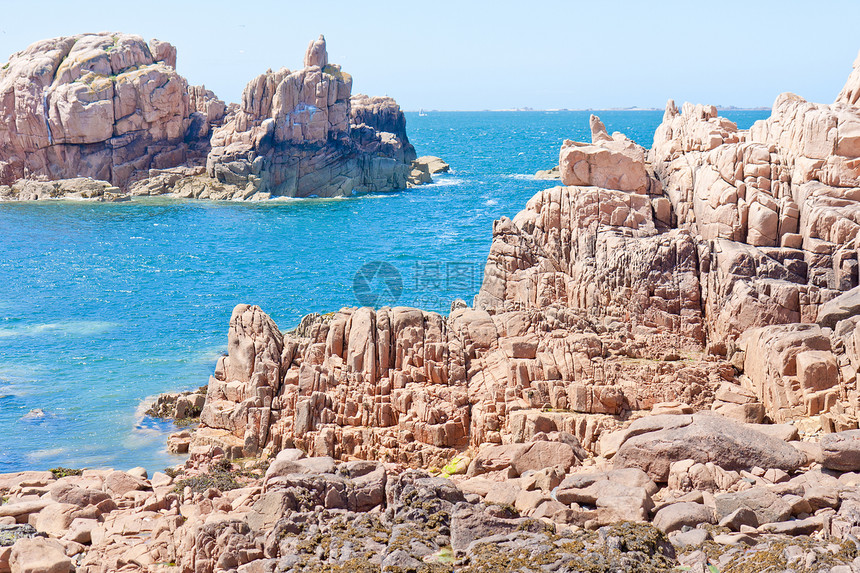 法国布列塔尼有著名的粉红花岗岩石的海岸图片