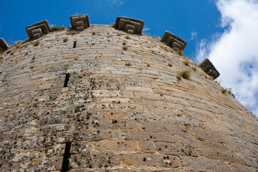 望着法国布雷塔涅一个古老中世纪城堡的塔图片