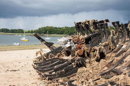 法国布列塔尼海岸燃烧的船舶残骸图片